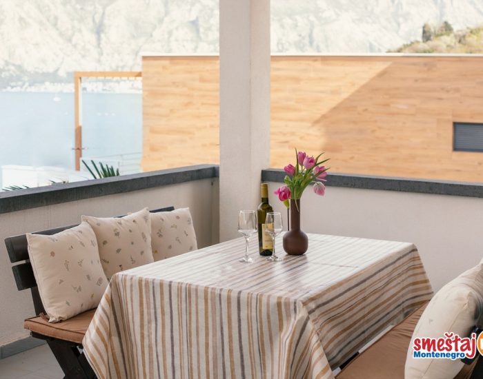 Jednosobni porodični apartman uz more sa terasom i prelijepim pogledom